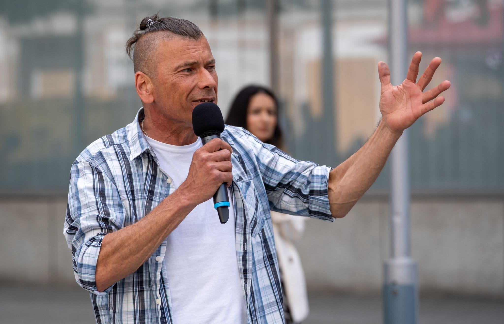 Christian Kliche spricht mit einem Mikrofon