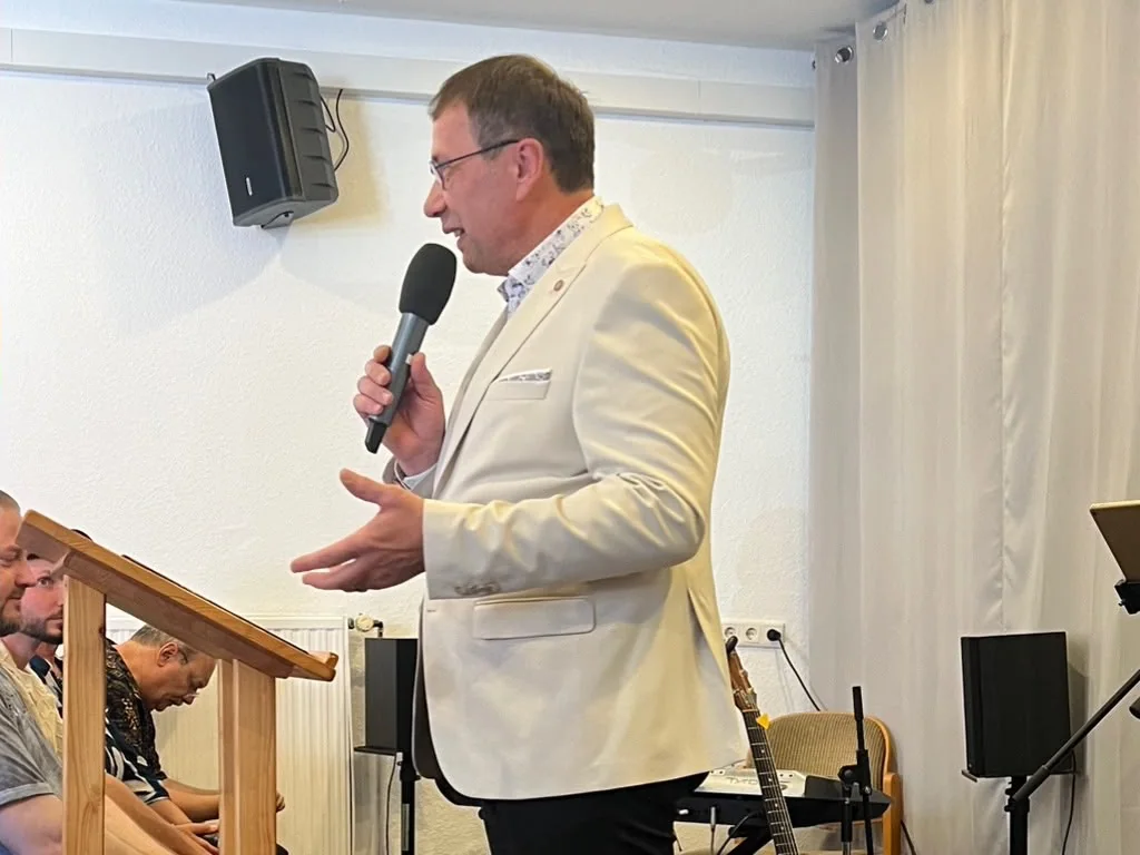 Gast spricht ein Gru&szlig;wort im neuen Gemeindesaal