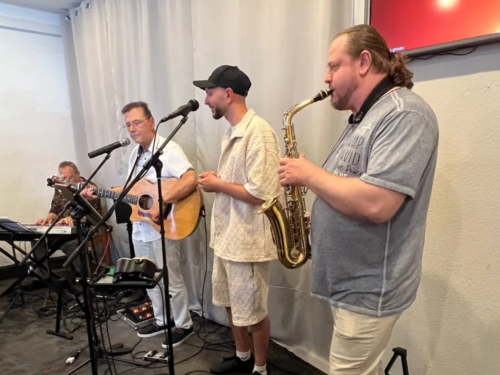 Band mit Keyboard, Gitarre und Saxofon beim Lobpreis